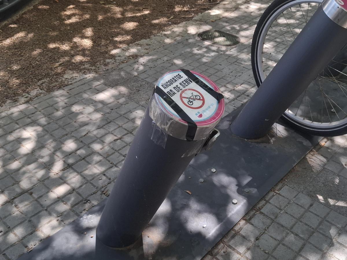 Un anclaje de la plaza Barcelona inoperativo desde hace tiempo. Un anclaje de la plaza Barcelona inoperativo desde hace tiempo.