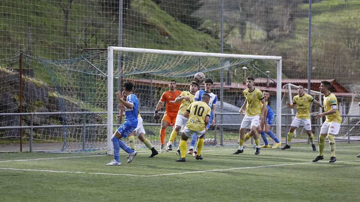 Un partido de esta temporada en el campo del Tuilla, entre los locales y el San Martín.