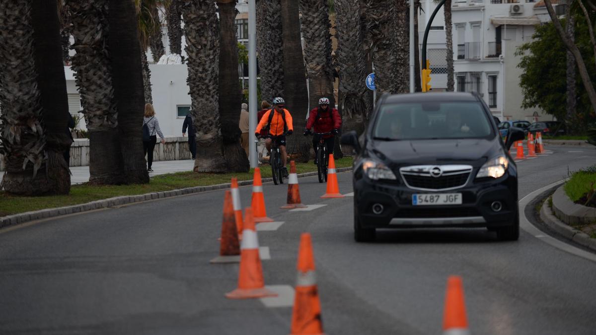 Carril ciclable delimitado con conos el pasado domingo en el paseo marítimo