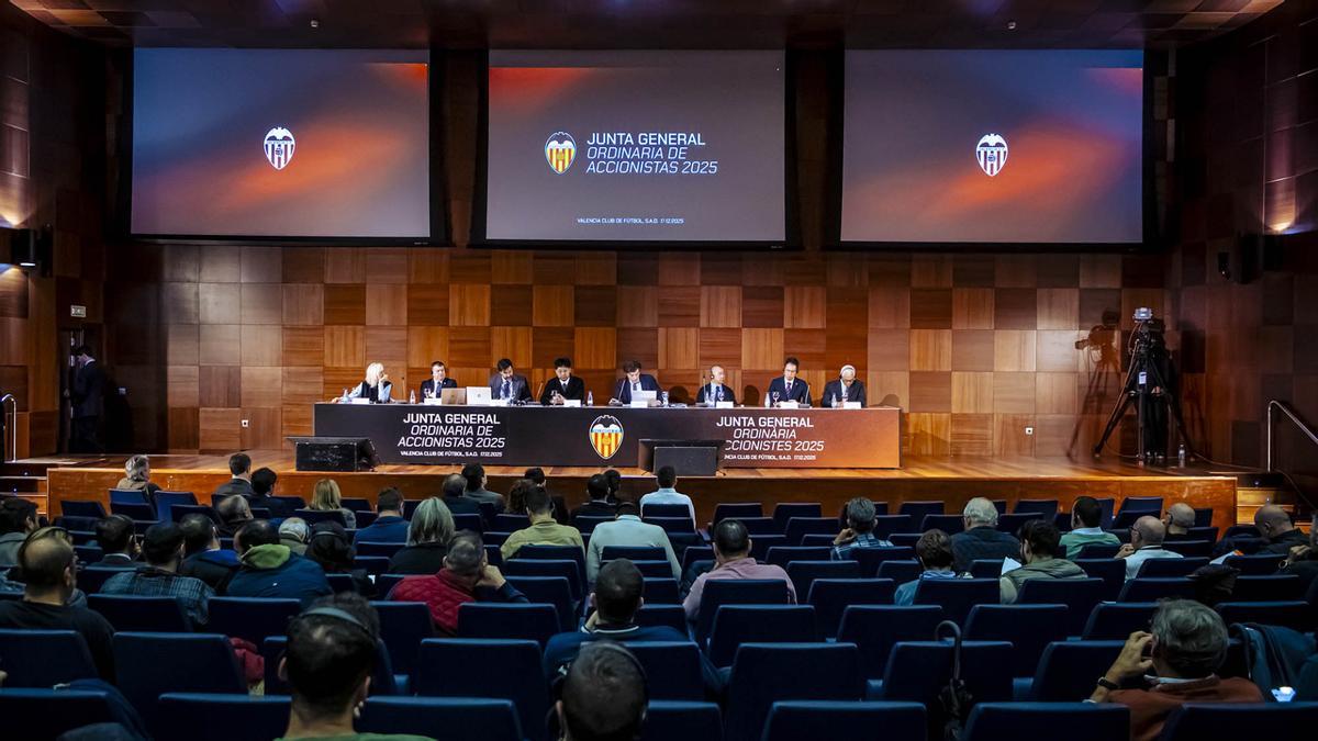 Un momento de la junta de accionistas del Valencia CF