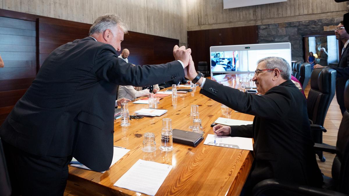 Reunión del Consejo de Gobierno este jueves. Saludo entre Ángel Víctor Torres y Román Rodríguez, presidente y  vicepresidente.