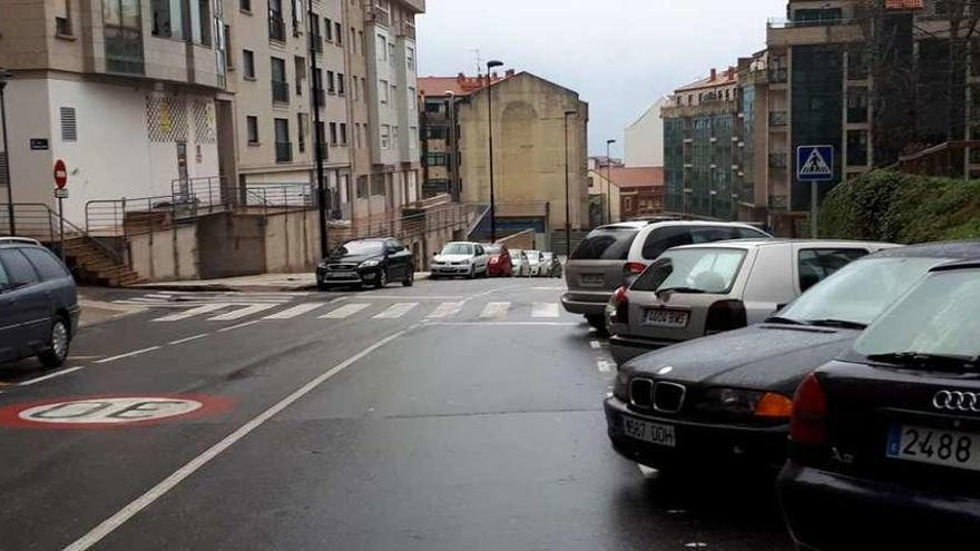 Vehículos aparcados que invaden la calzada. // Santos Álvarez