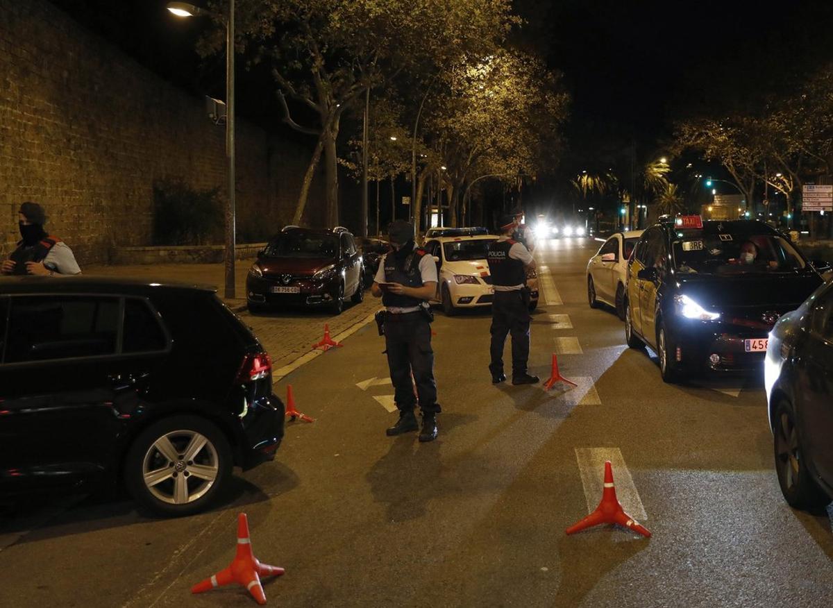 Control policial para velar por el cumplimiento del toque de queda, en Barcelona.