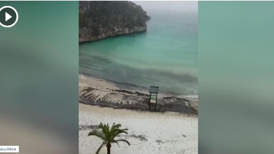 Der Schnee erreicht den Strand von Santanyí.