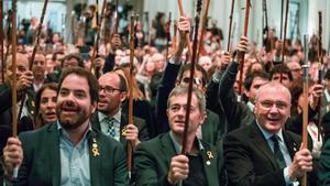 Varios alcaldes saludan al expresidente Puigdemont, fuera de la imagen, en Bruselas.