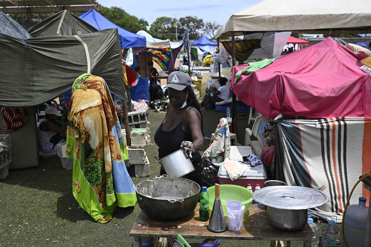 Campamento improvisado de damnificados por el terremoto, este miércoles en La Guaira.