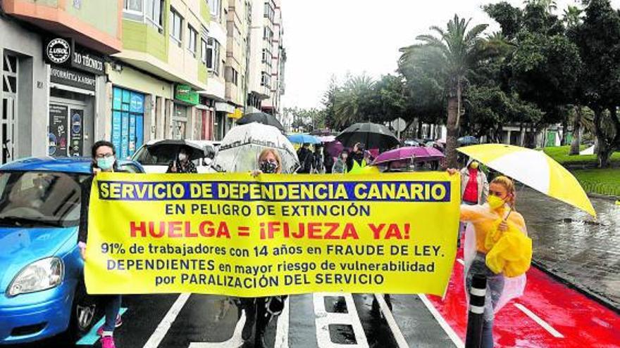 Pancarta de los interinos del servicio de Dependencia durante una reciente manifestación en la capital grancanaria.