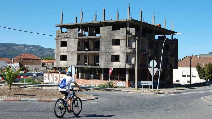 El edificio paralizado en la finca A Puntela, junto a la entrada de la AP-9 en Chapela. // FdV