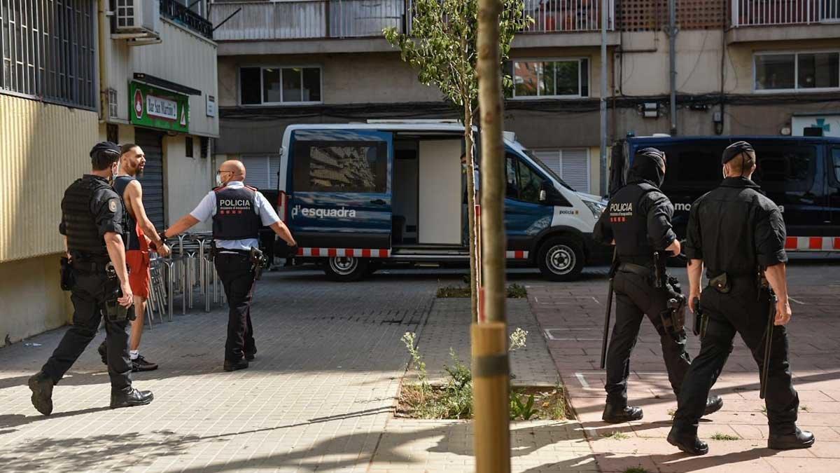 Los agentes se llevan a uno de los detenidos en la macrooperación de La Mina