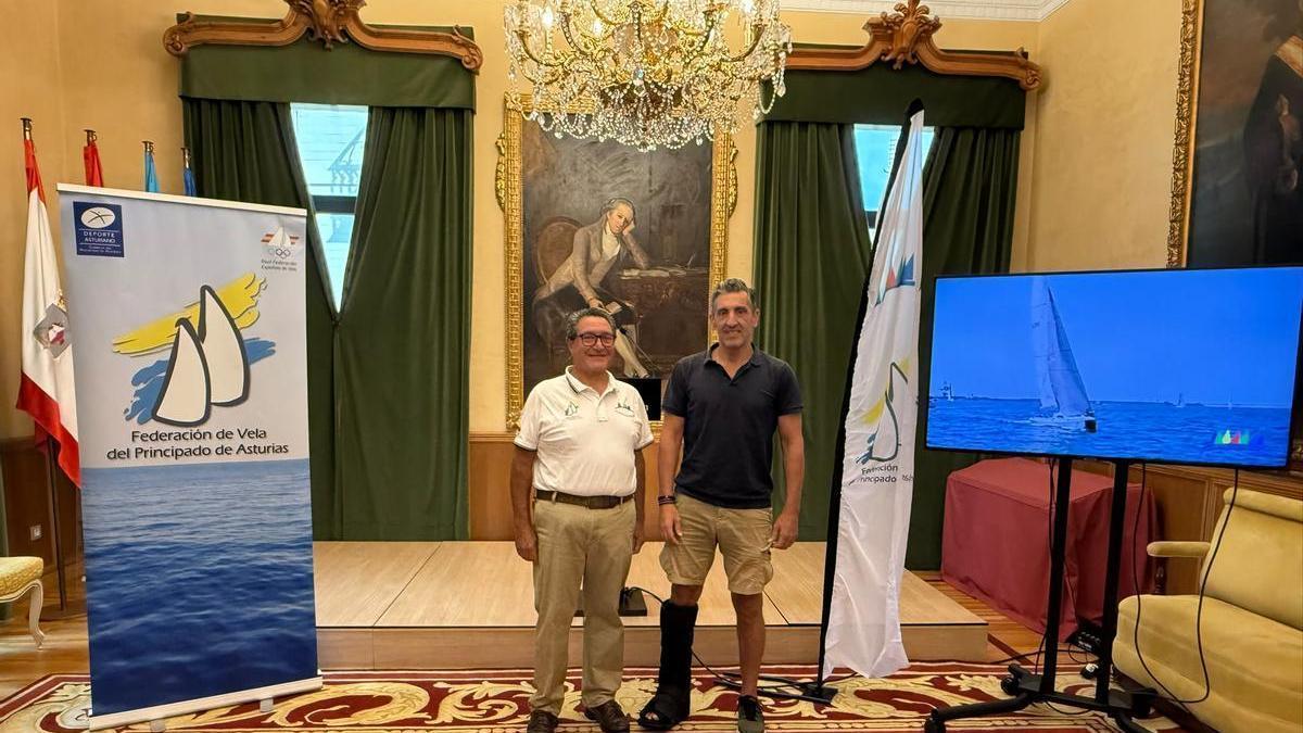 Por la izquierda, Rafael Revilla, presidente de la Federación de Vela del Principado, y Jorge Pañeda, concejal de Deportes de Gijón.