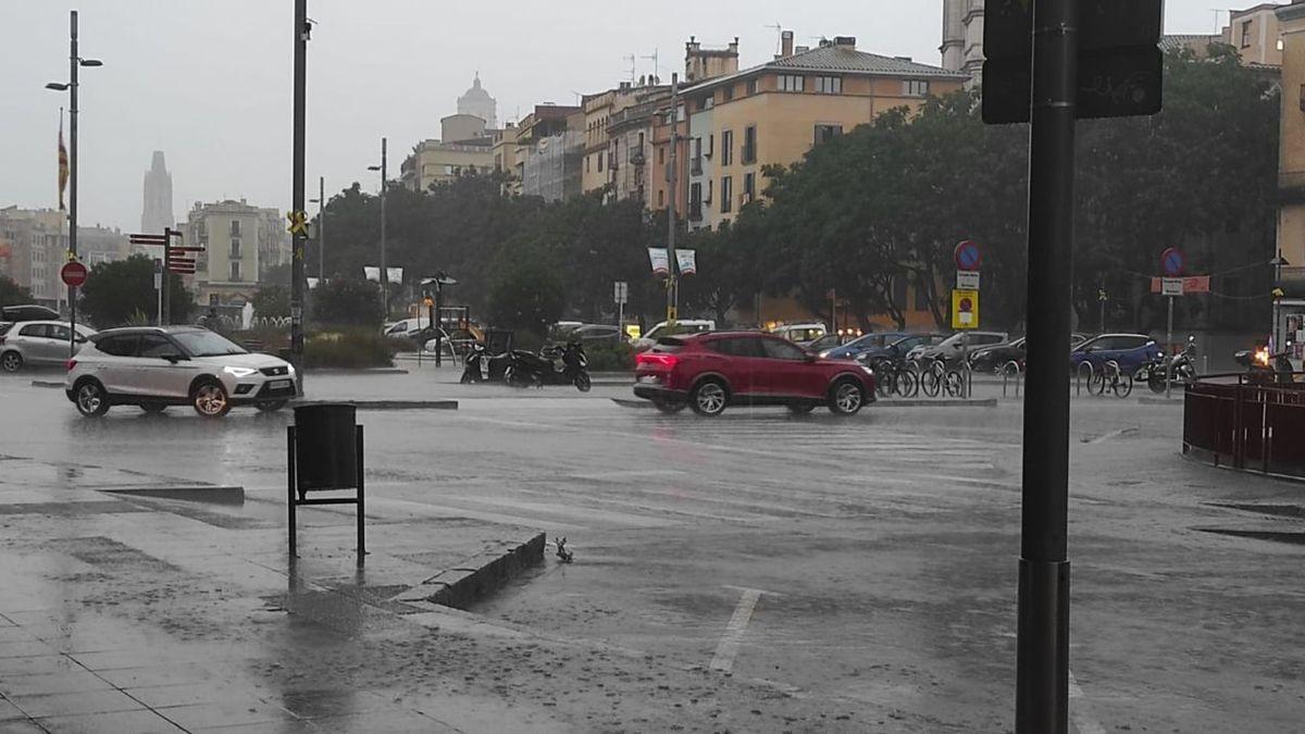 La plaça Catalunya de Girona en el moment de la caiguda de la forta tempesta d’ahir a la tarda.