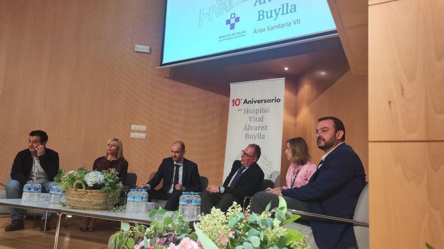 Un momento del acto de celebración del décimo aniversario del Álvarez Buylla, con, de izquierda a derecha, Roberto Campomanes, Elena Zapico, Pablo García, José Antonio Vecino, Ana Velasco y Manuel Ángel Álvarez. | A. Velasco