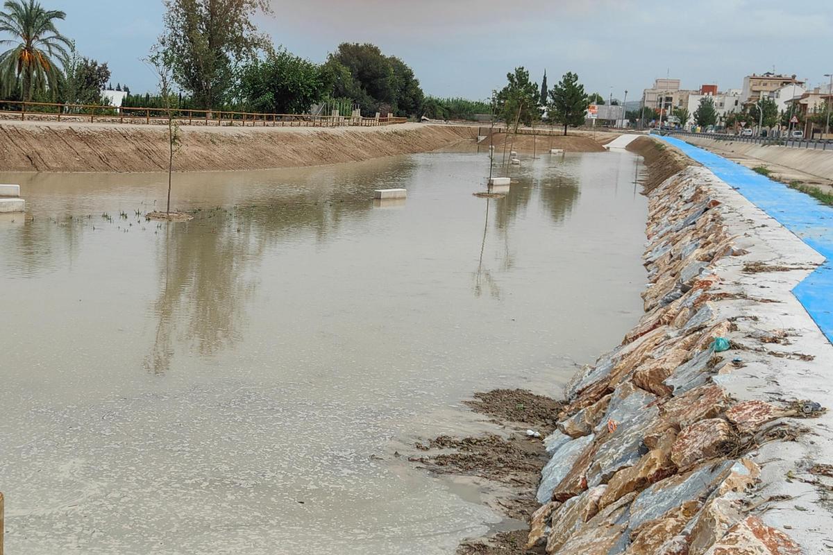 Parque inundable junto a la CV-95 y el casco urbano