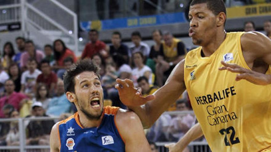 Tavares intenta impedir el avance del base del Valencia Basket San  Van Rossom.