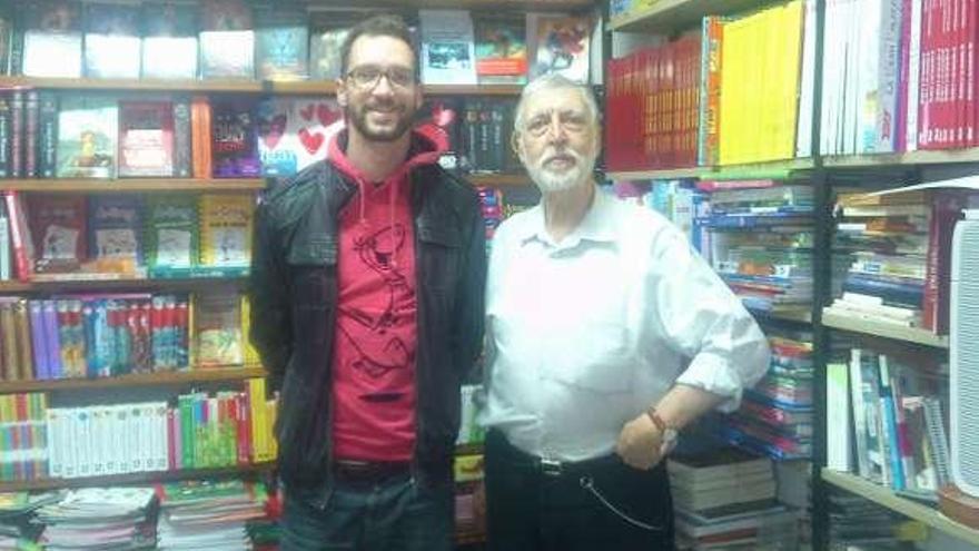 Alberto Justo y su hijo en Central Librera, en Ferrol.  // Imagen de A. J.