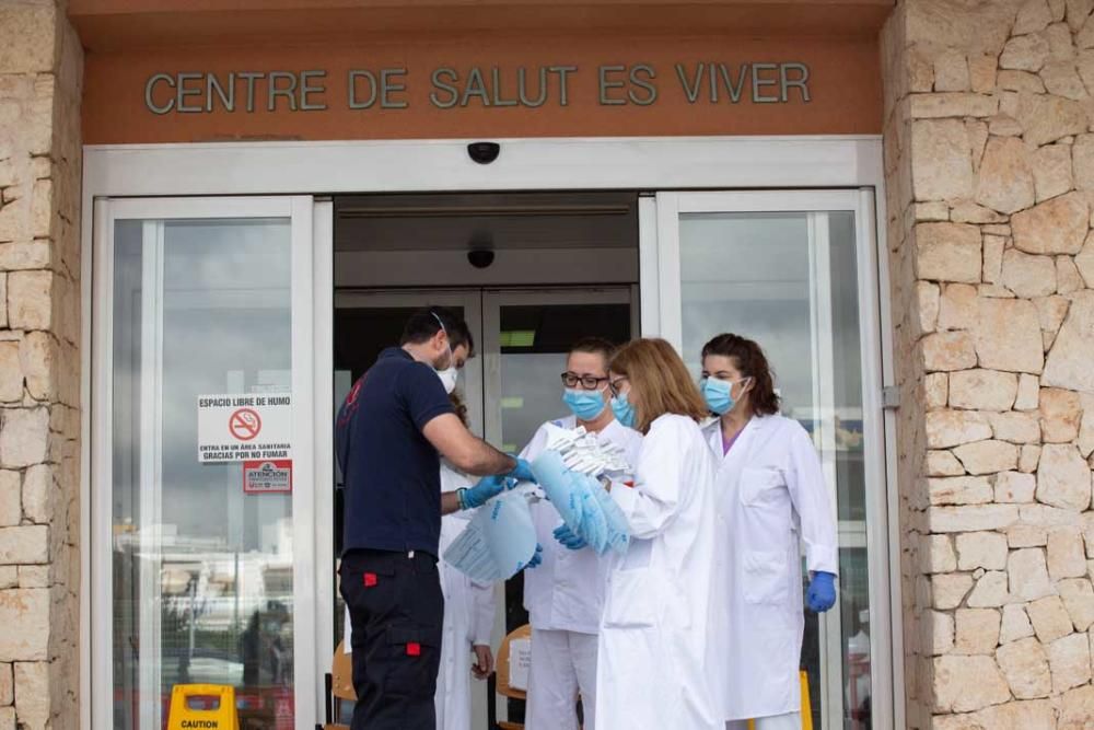 Los bomberos de Ibiza reparten material de protección en las residencias y centros de salud