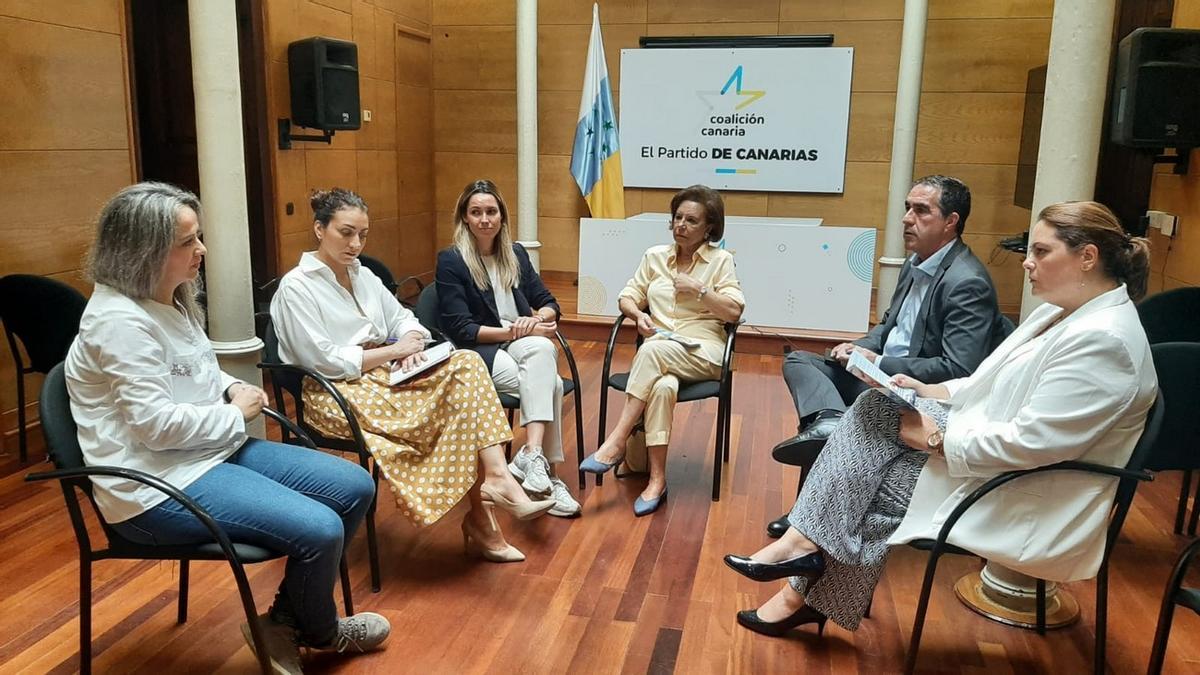 Imagen de la reunión mantenida por el candidato de Coalición Canaria a la Alcaldía de Las Palmas de Gran Canaria, Francis Candil, con Iniciativas Humanas.