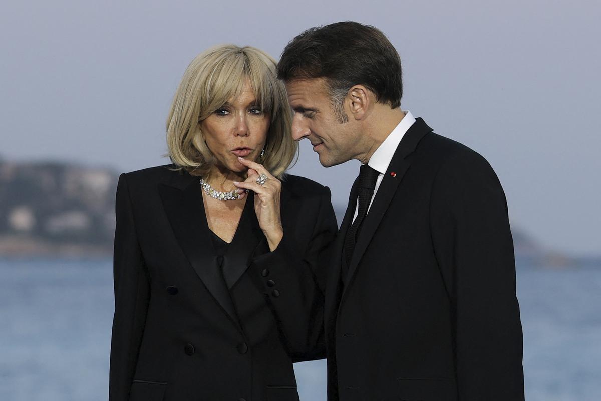 Brigitte y Emmanuel Macron conversan antes de la cena de bienvenida a los asistentes a la Conferencia de la ONU sobre los Océanos, el domingo en Niza.