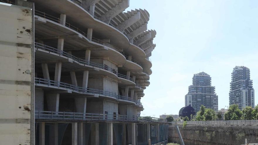 Aspecto de las obras del futuro estadio, paradas desde febrero de 2009. | GERMÁN CABALLERO