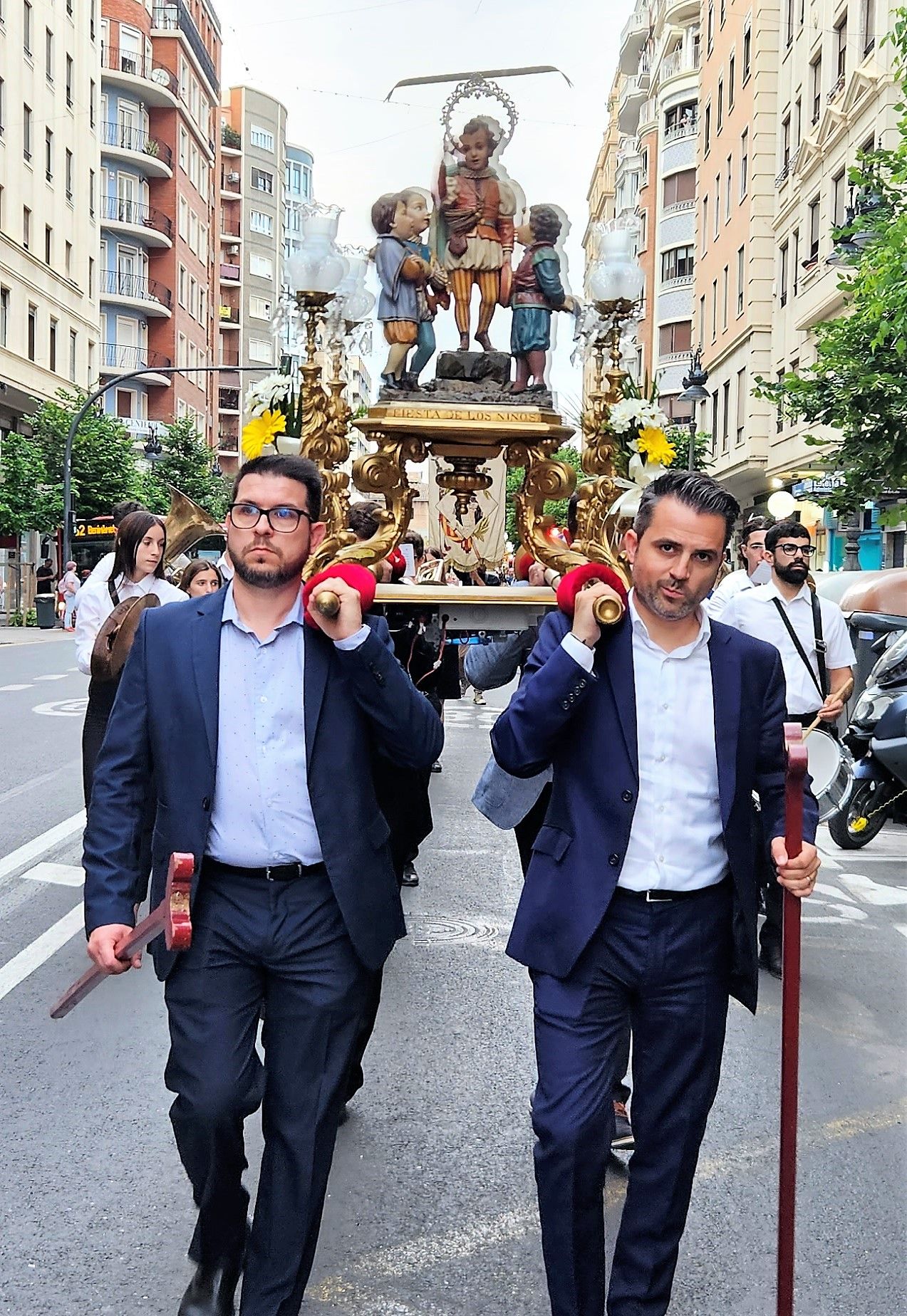 Paula y la corte infantil acompañan al San Vicente Niño