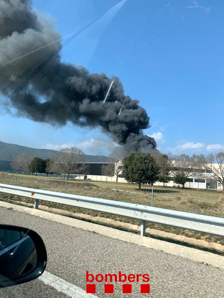 La columna de fum de l'incendi a la indústria tèxtil de Pagès Valentí, a Sant Jaume de Llierca.