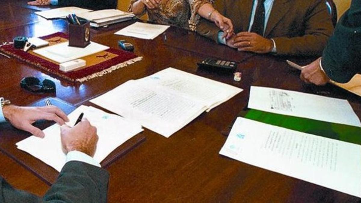 Acto de la firma de una escritura en el despacho de una notaría en Barcelona.