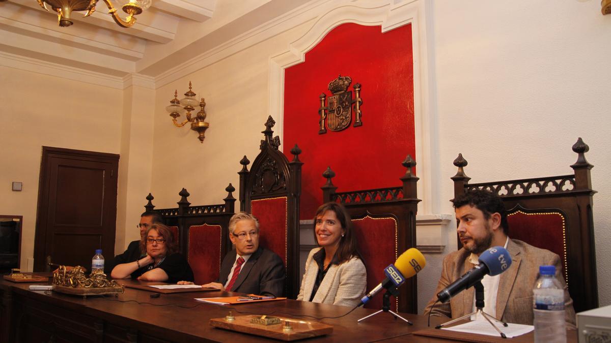 La decana, Ana Descalzo Pino, junto a otros jueces y juezas partidarios de movilizaciones.