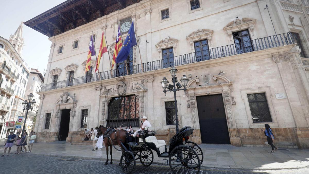 Una calesa de caballos frente al Ayuntamiento de Palma.