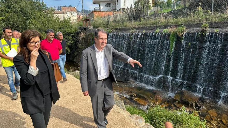 Caballero y Caride, al lado de la cascada.