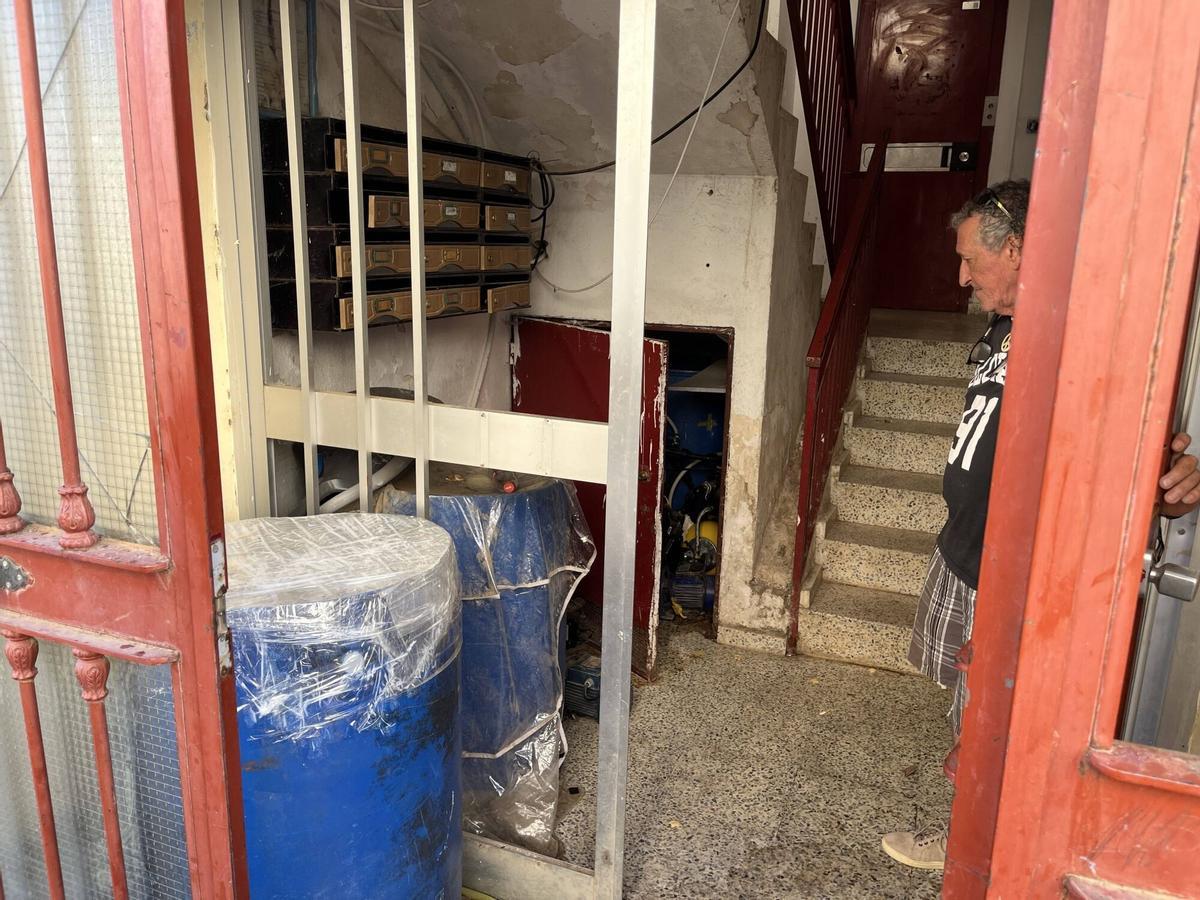 FOTOGALERÍA | Vecinos del antiguo edificio de la Guardia Civil en Suerte de Saavedra muestran el estado del inmueble