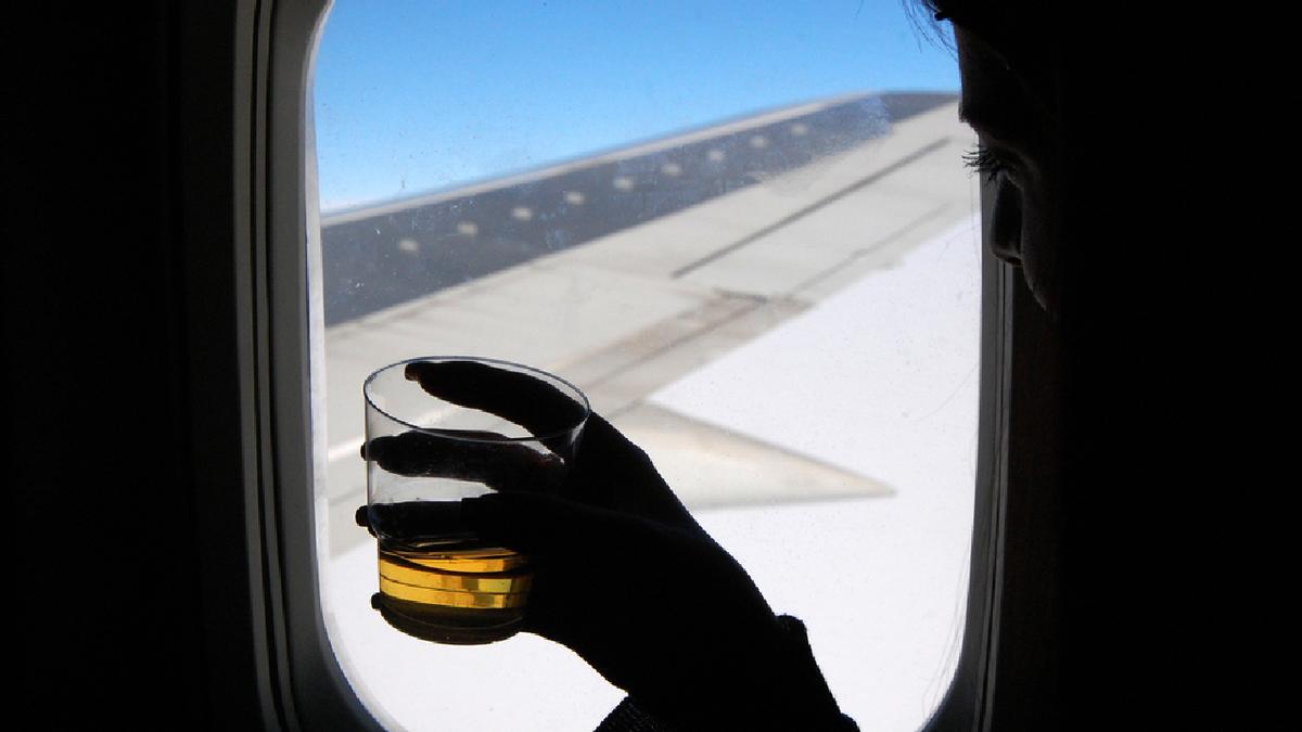 Se bebe una botella de ron y siembra el pánico en un vuelo de Tenerife