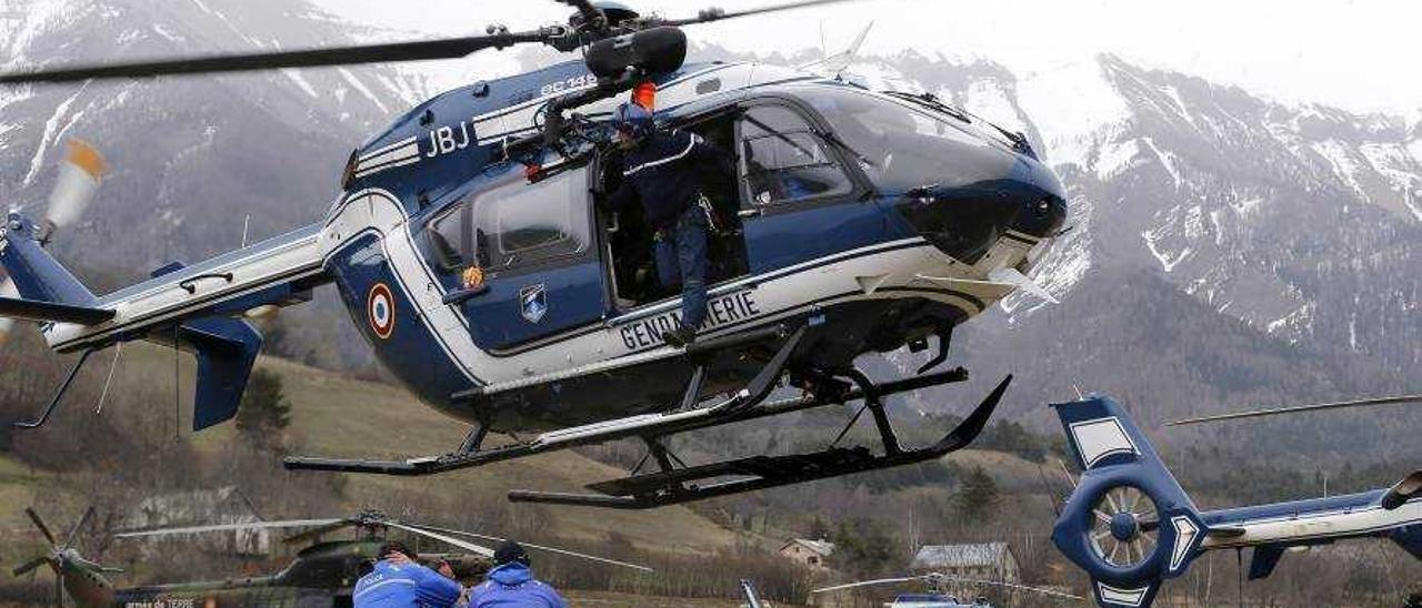 Efectivos de la Gendarmería francesa se suben a los helicópteros para el rescate de las víctimas del Airbus estrellado en los Alpes.