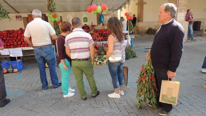 Los consumidores hacen sus compras en la XXIII Feria del Pimiento.