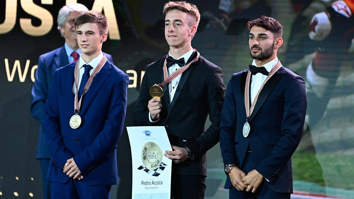 Pedro Acosta, en el centro, en la gala donde recibió el trofeo