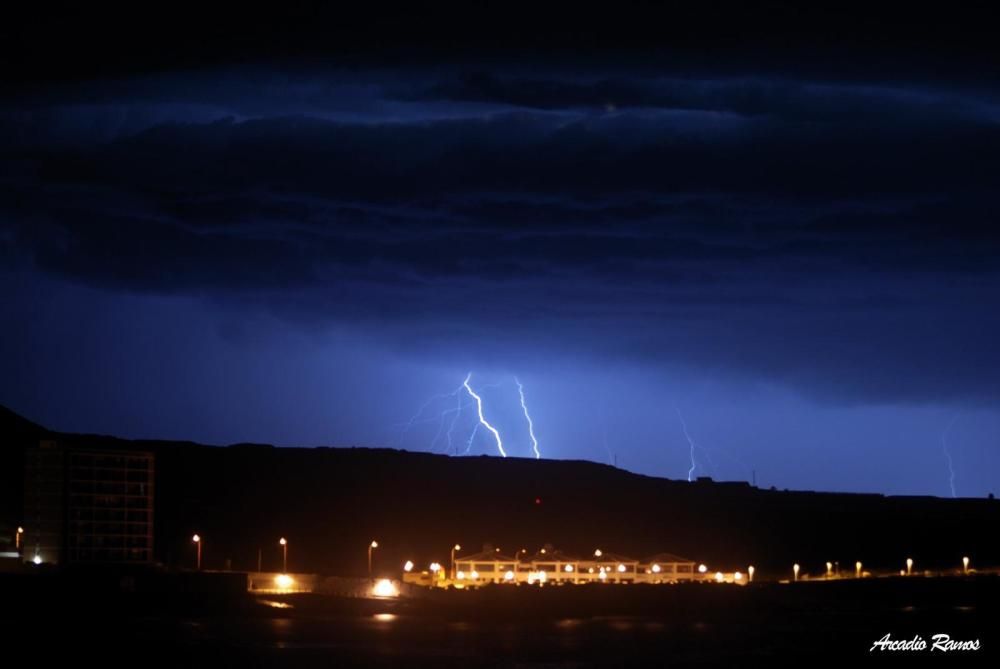 Relámpagos durante la madrugada en Tenerife