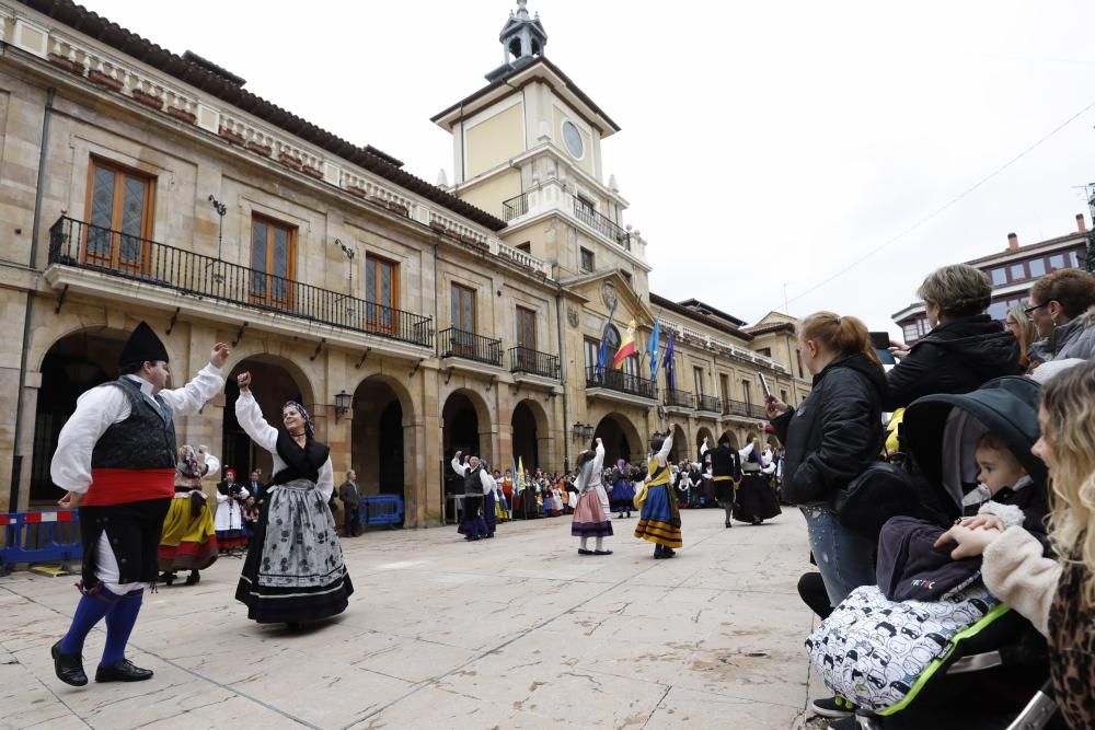 Folclore en la plaza del Ayuntamiento de Oviedo