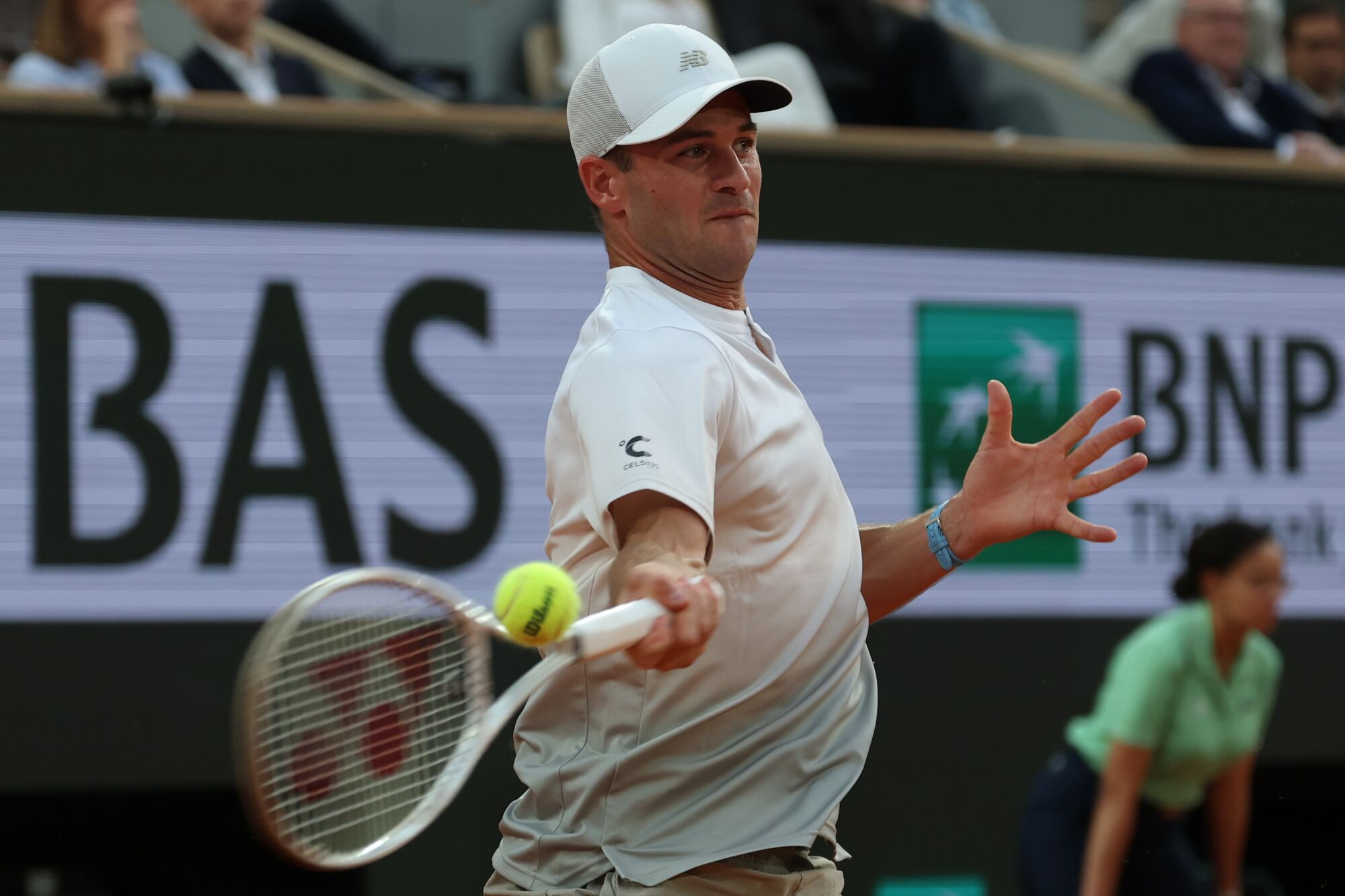 03 June 2025, France, Paris: US tennis player Tommy Paul in action against Spain's Carlos Alcaraz during their Men's Singles quarter final tennis match of the French Open tennis tournament (Roland-Garros). Photo: Marcin Cholewinski/ZUMA Press Wire/dpa Marcin Cholewinski/ZUMA Press Wi / DPA 03/06/2025 ONLY FOR USE IN SPAIN. Marcin Cholewinski/ZUMA Press Wi / DPA;tennis;sports;French Open tennis tournament;