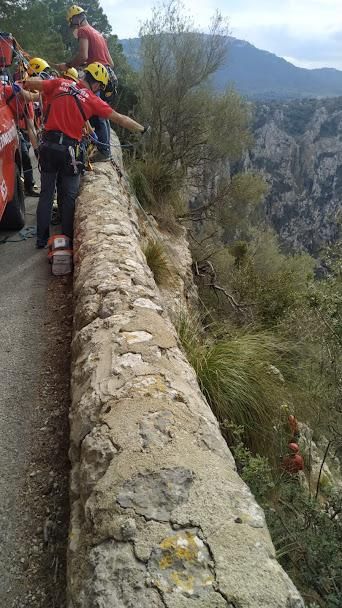 Bomberos rescatan al ciclista alemán tras precipitarse por un desnivel de seis metros en Valldemossa.