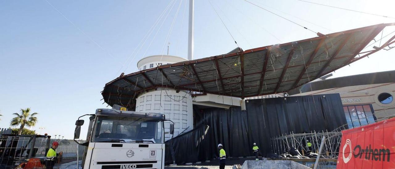 Pérgola y fachada desmontadas ayer en el acceso principal del Palacio de los Deportes. | JOAQUÍN CARRIÓN