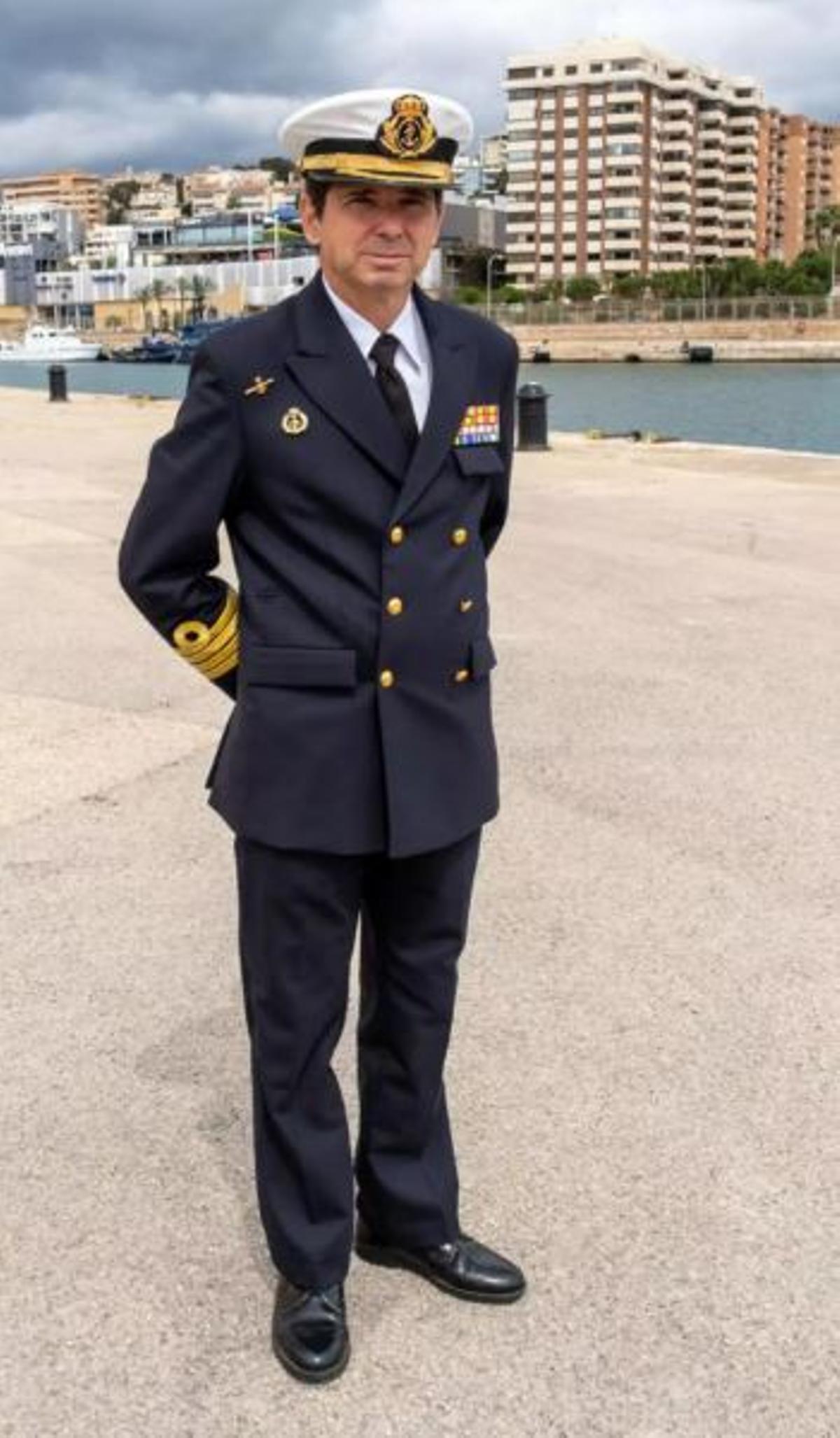 El capitán Javier Núñez de Prado, madrileño de 56 años, está al mando de unos 50 efectivos