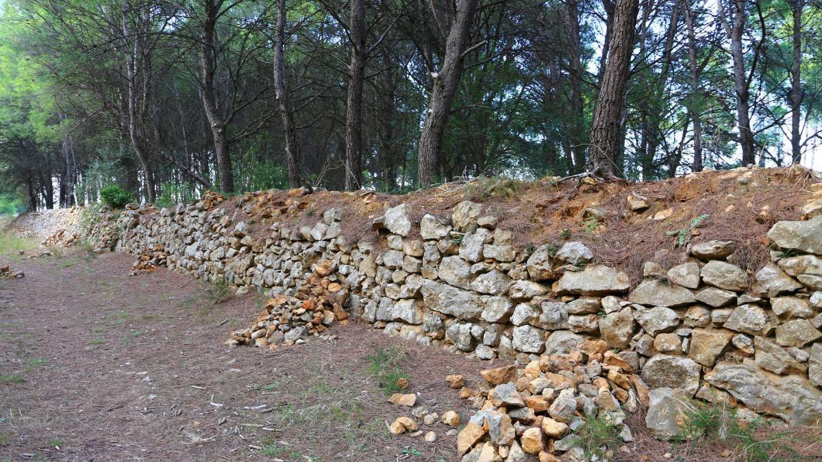 Una paret de pedra seca de Vilanera parcialment destruïda.