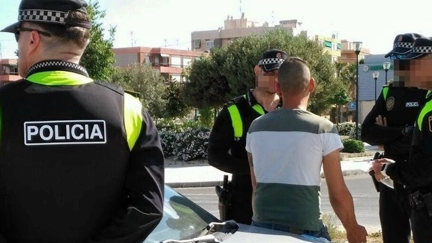 Control de drogas en el que los agentes explican a un conductor el procedimiento