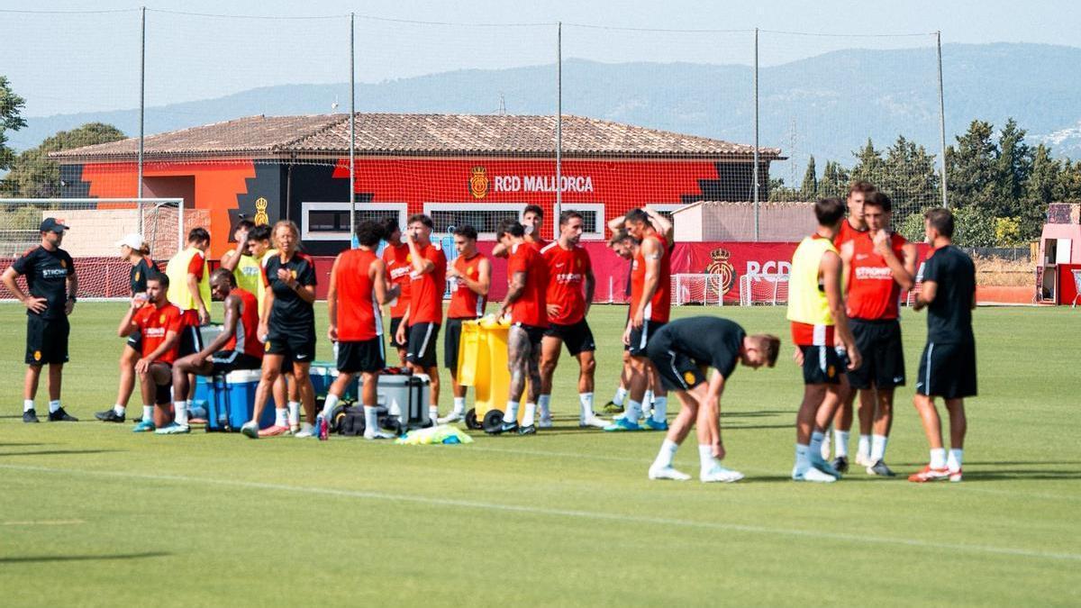 Los jugadores del Mallorca se hidratan durante un entrenamiento de esta semana.