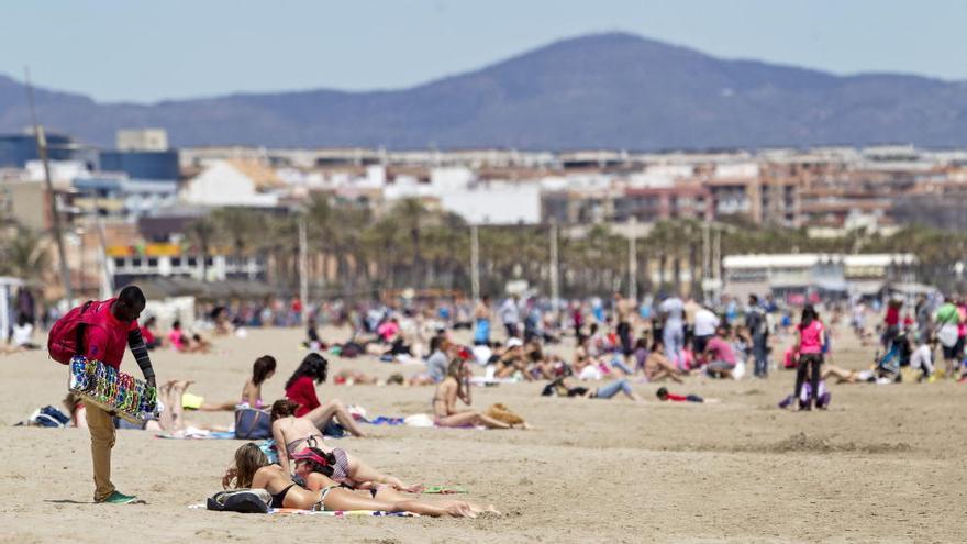 El buen tiempo invita a ir a la playa el fin de semana.