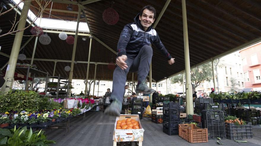 Pep Pagès, a la plaça del Gra de Figueres