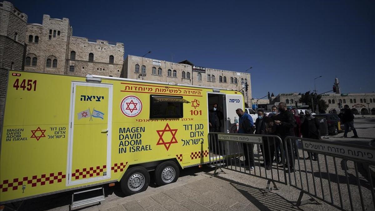 Palestinos esperan ser vacunados en Jerusalén.