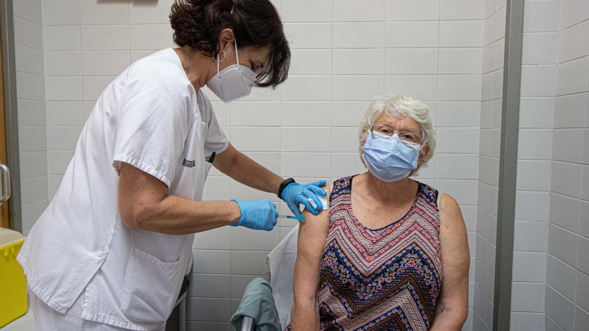 Una mujer recibiendo la vacuna contra el coronavirus de Janssen en el centro de salud de Muro este viernes.