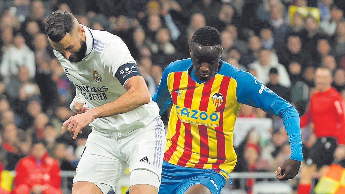 Diakhaby, persiguiendo a Benzema