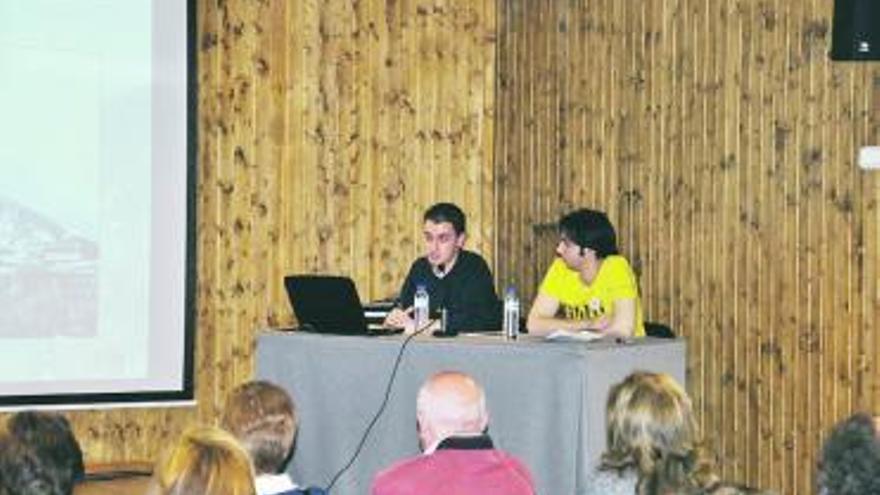 Noguerol, a la izquierda, con Jaime Aza, de La Forca, durante la presentación.