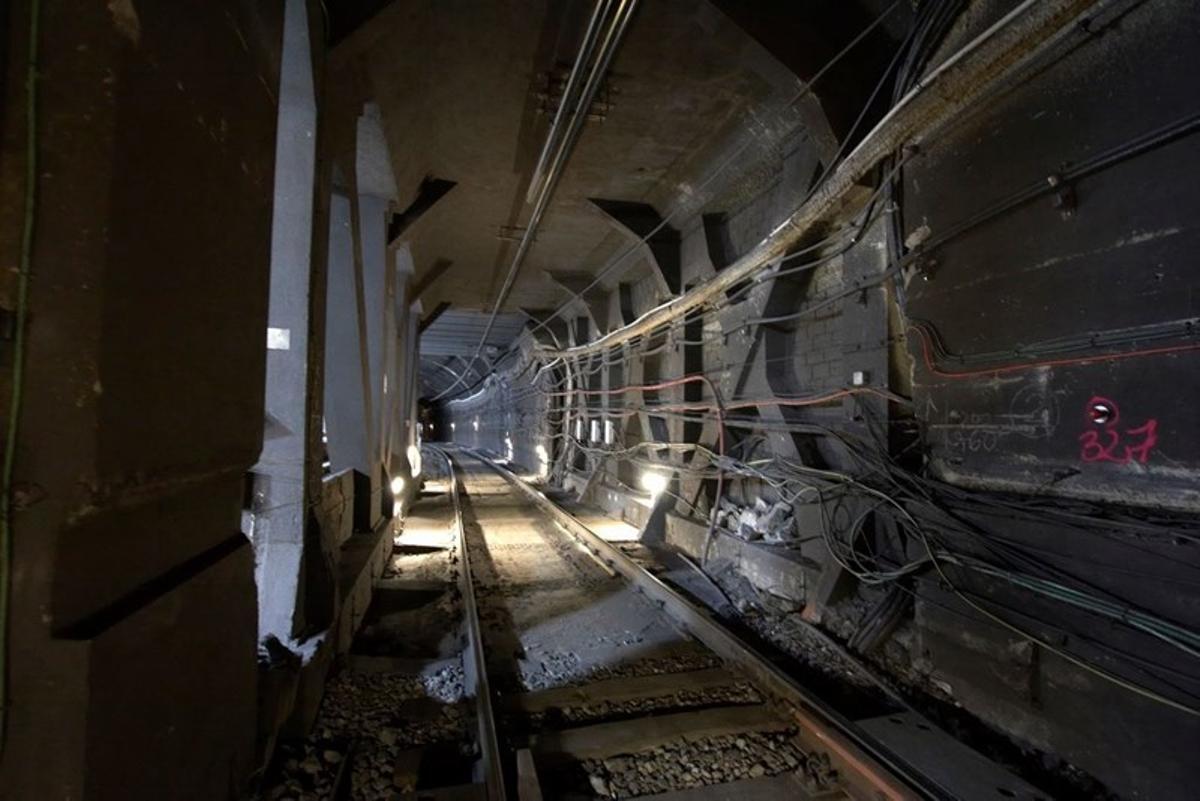 Vista actual del puente del Metro Transversal sobre el Gran Metro, bajo plaza Catalunya